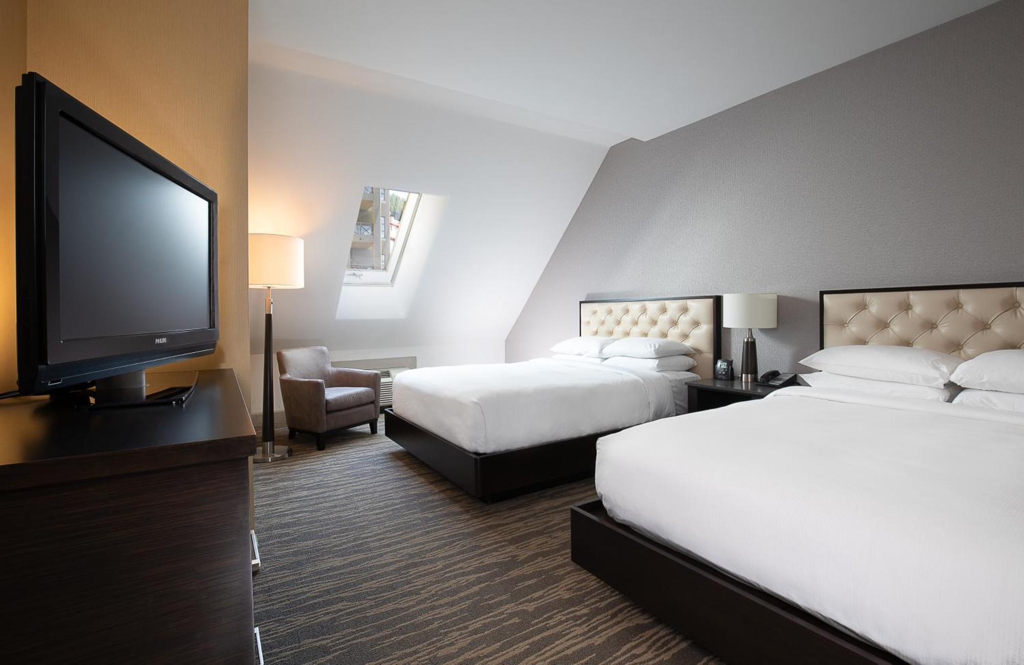 One-Bedroom Queen Suite with Sofa Bed,1678632343:JPEG
